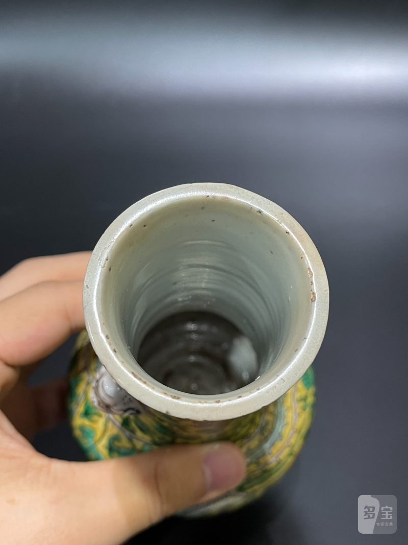 清康熙 黄地素三彩凤穿花牡丹纹铺首瓶 - 图13